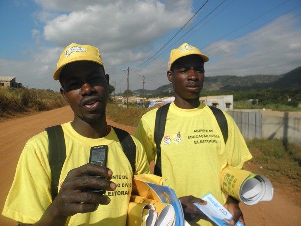 Civic education agents for the electoral registration in the municipality of Catandica | Photo credit Flickr @Verdade (CC BY 2.0)